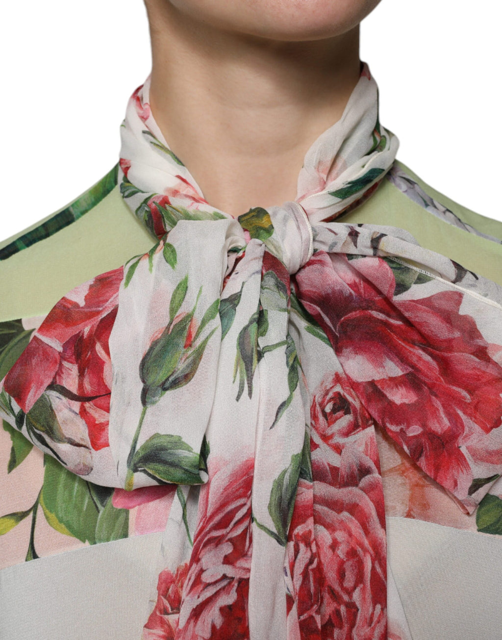 Haut Dolce & Gabbana à col ascot avec patchwork floral multicolore et détails élégants, en tissu léger.