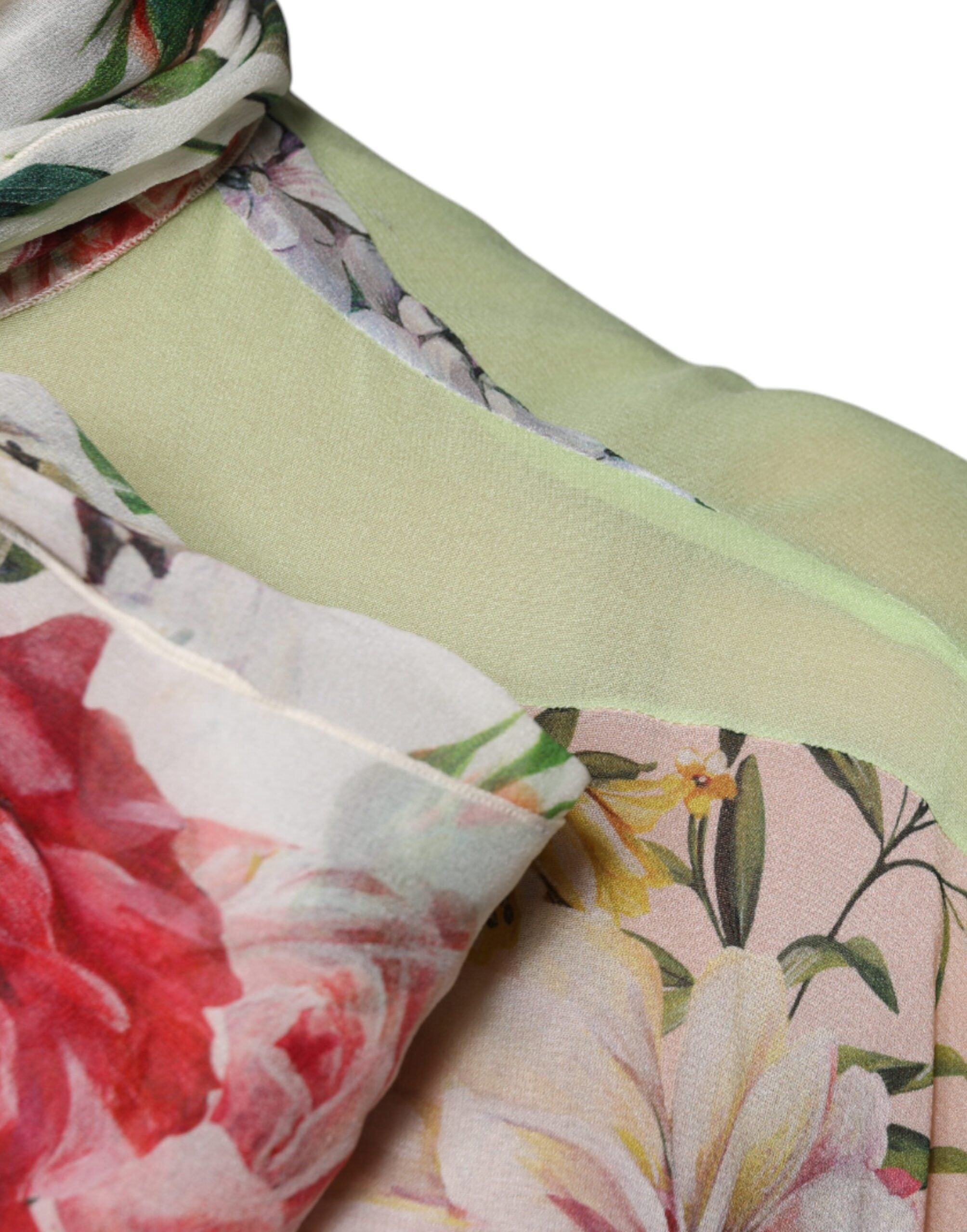 Haut Dolce & Gabbana à col ascot avec patchwork floral multicolore, style élégant et féminin.