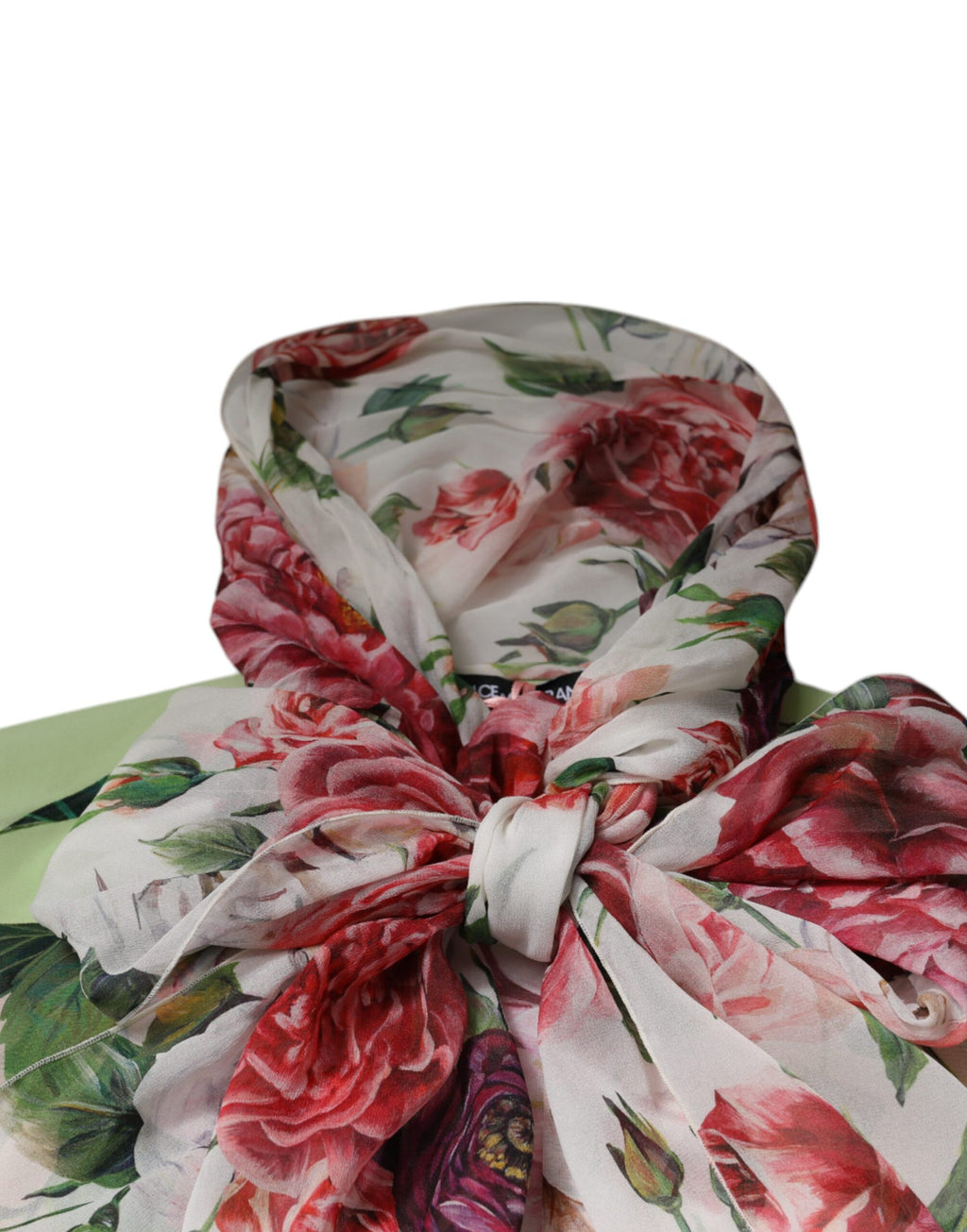 Haut Dolce & Gabbana à col ascot avec patchwork floral multicolore, style élégant et coloré, détails de couture visibles.