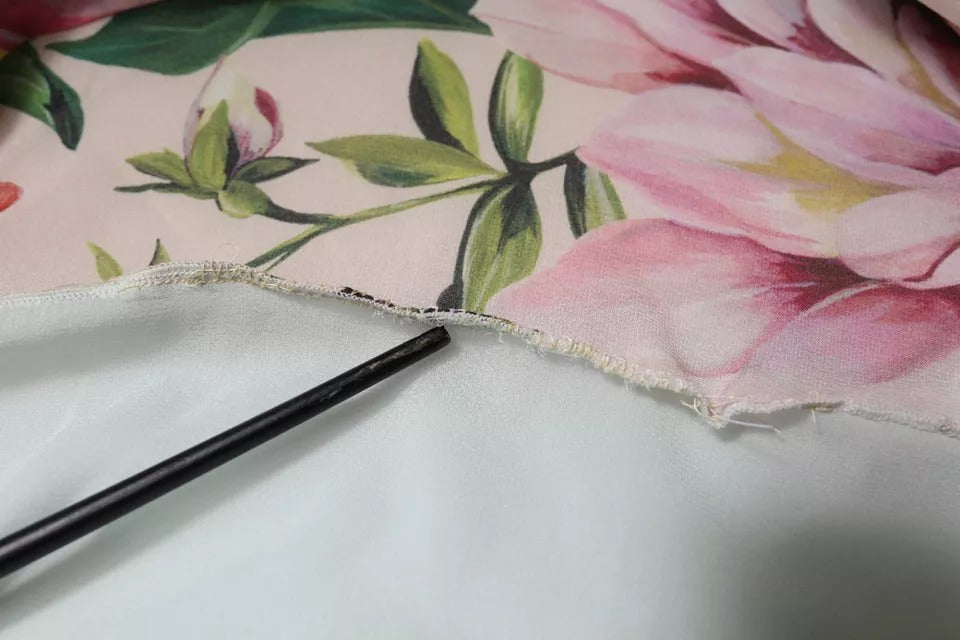 Haut Dolce & Gabbana à col ascot avec patchwork floral multicolore, style élégant et tissu coloré.