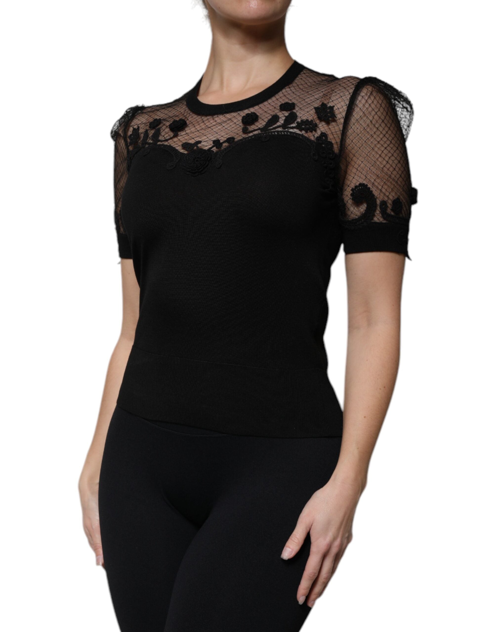 Chemisier Dolce & Gabbana en dentelle noire à fleurs avec manches courtes, élégance raffinée et détails délicats visible sur l'image.