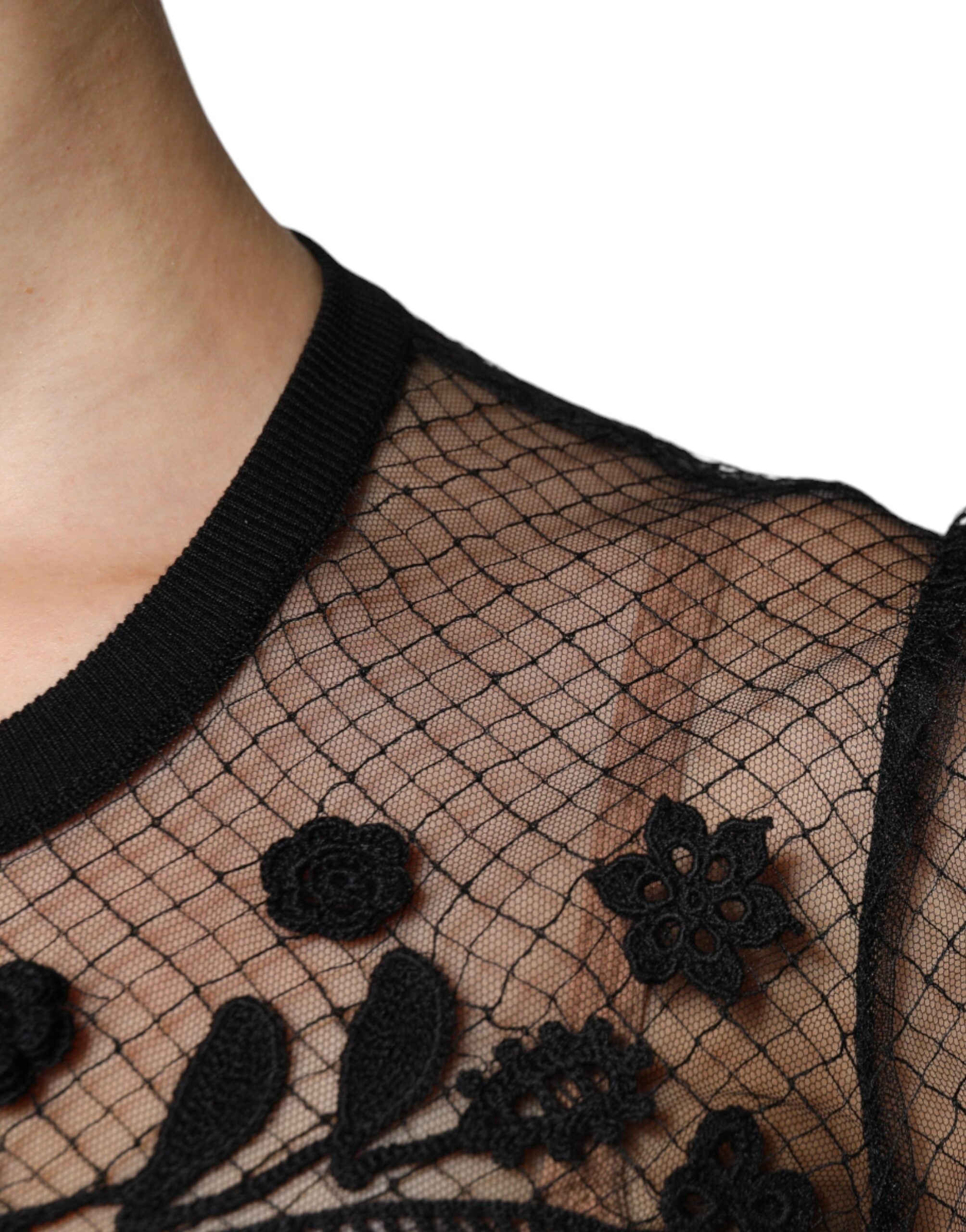 Blouse courte noire à manches courtes en dentelle florale Dolce & Gabbana, détails élégants et tissu délicat visible.