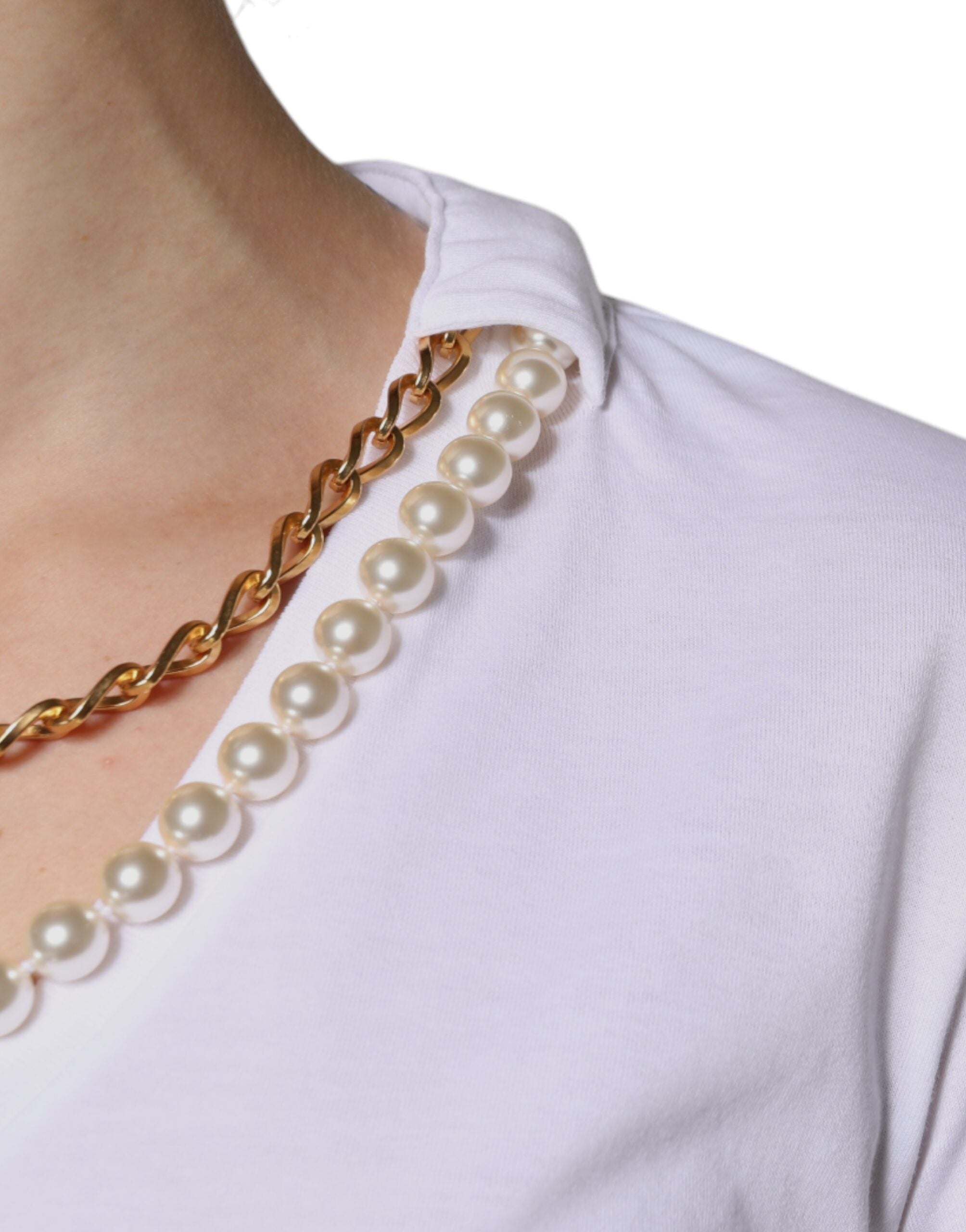 T-shirt Dolce & Gabbana en coton blanc avec chaîne collier courte à manches longues, style moderne et élégant.