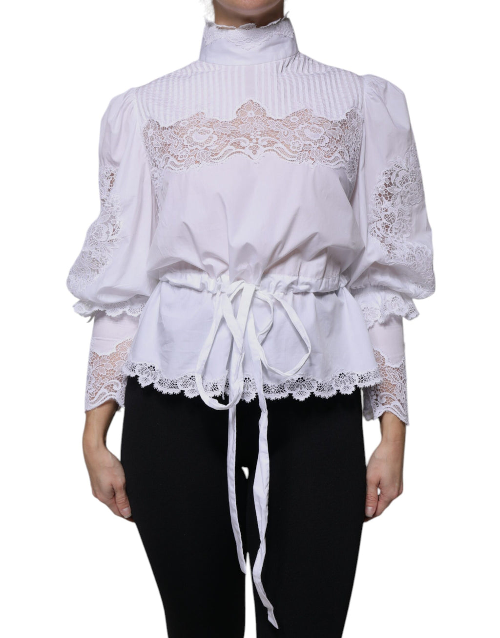 Chemisier Dolce & Gabbana en coton blanc avec col roulé et détails en dentelle, élégant et sophistiqué.