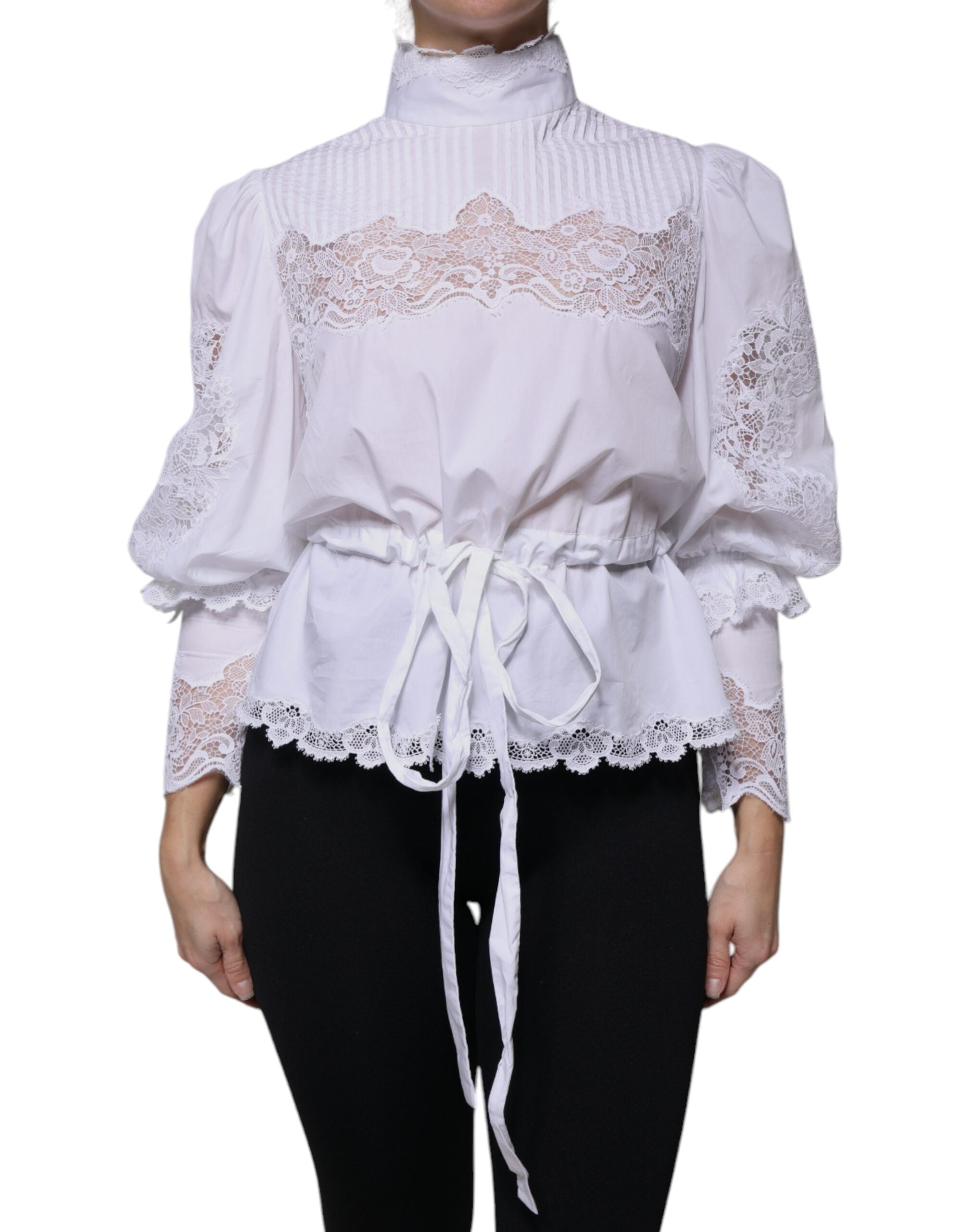 Chemisier Dolce & Gabbana en coton blanc avec col roulé et détails en dentelle, élégant et sophistiqué.