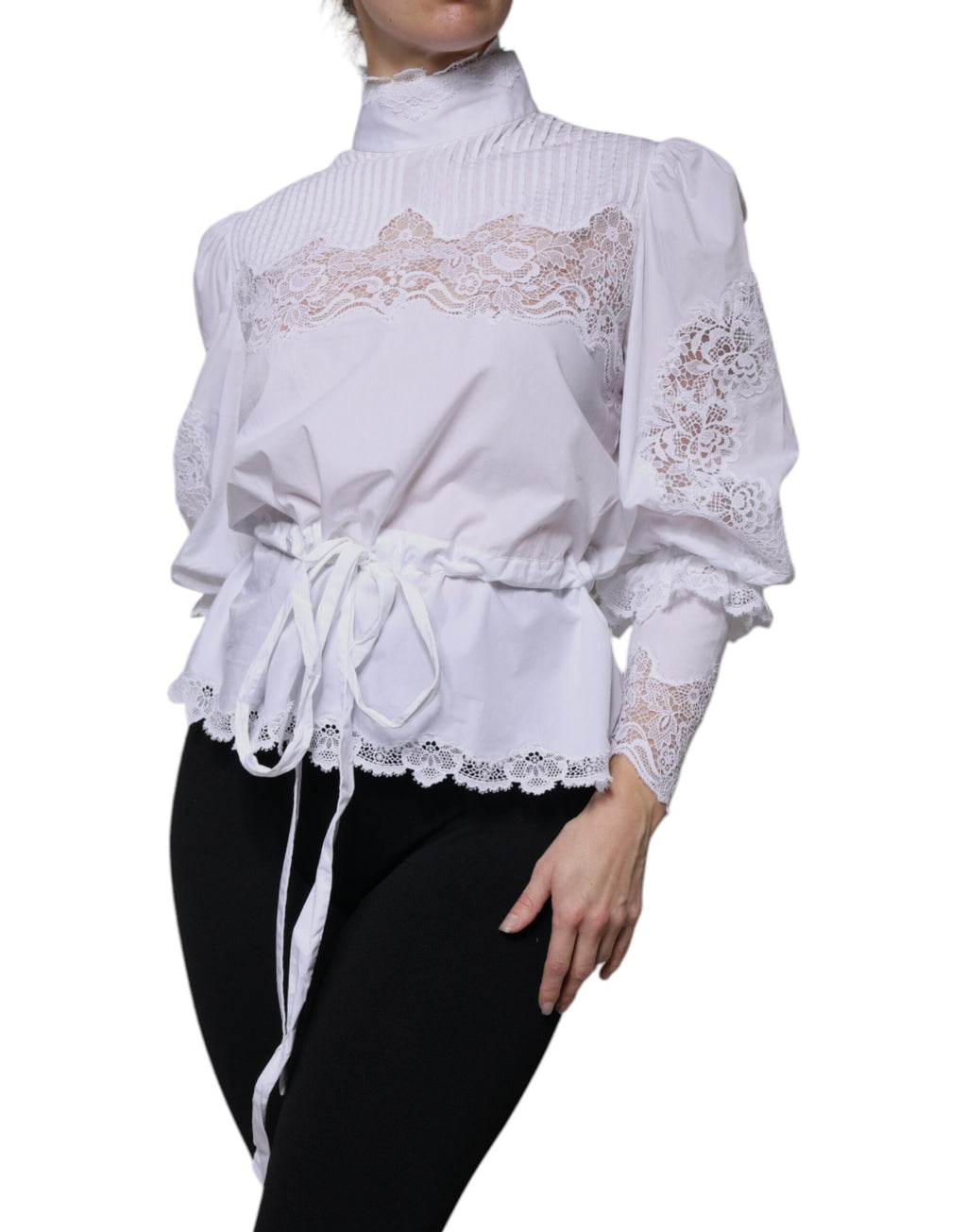 Blouse blanche en coton Dolce & Gabbana avec finition en dentelle, col roulé élégant et détails raffinés.
