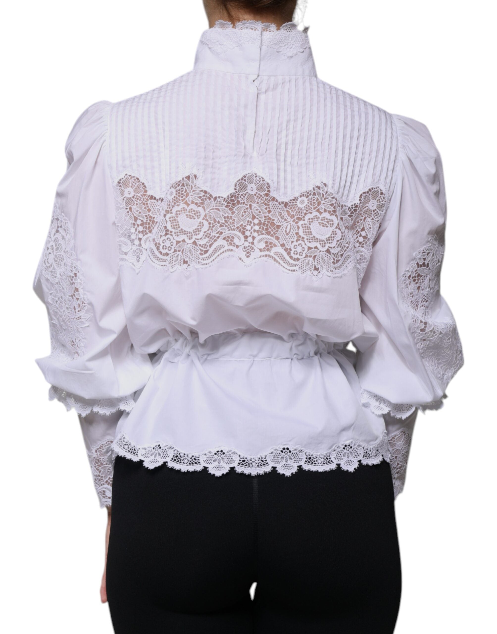 Blouse Dolce & Gabbana en coton blanc avec col roulé et trim en dentelle, vue de face.