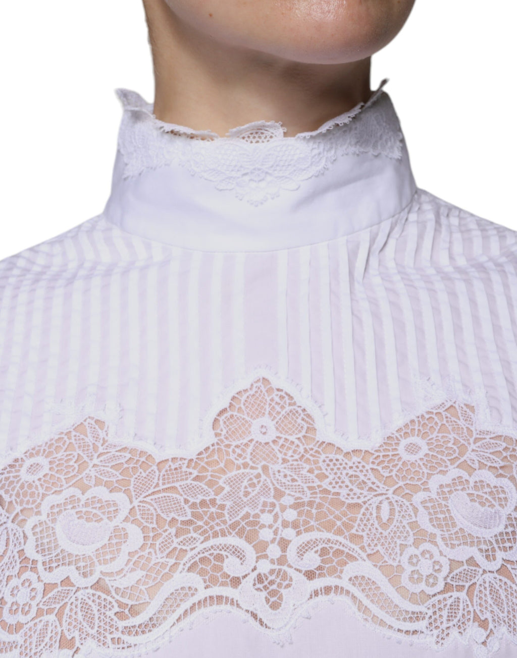 Blouse Dolce & Gabbana en coton blanc avec finition en dentelle, col roulé élégant et ajusté.