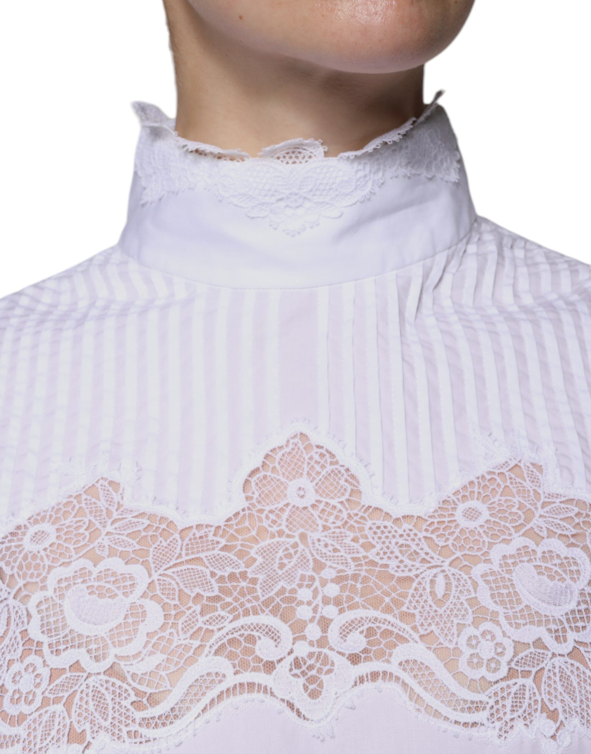 Blouse Dolce & Gabbana en coton blanc avec finition en dentelle, col roulé élégant et ajusté.