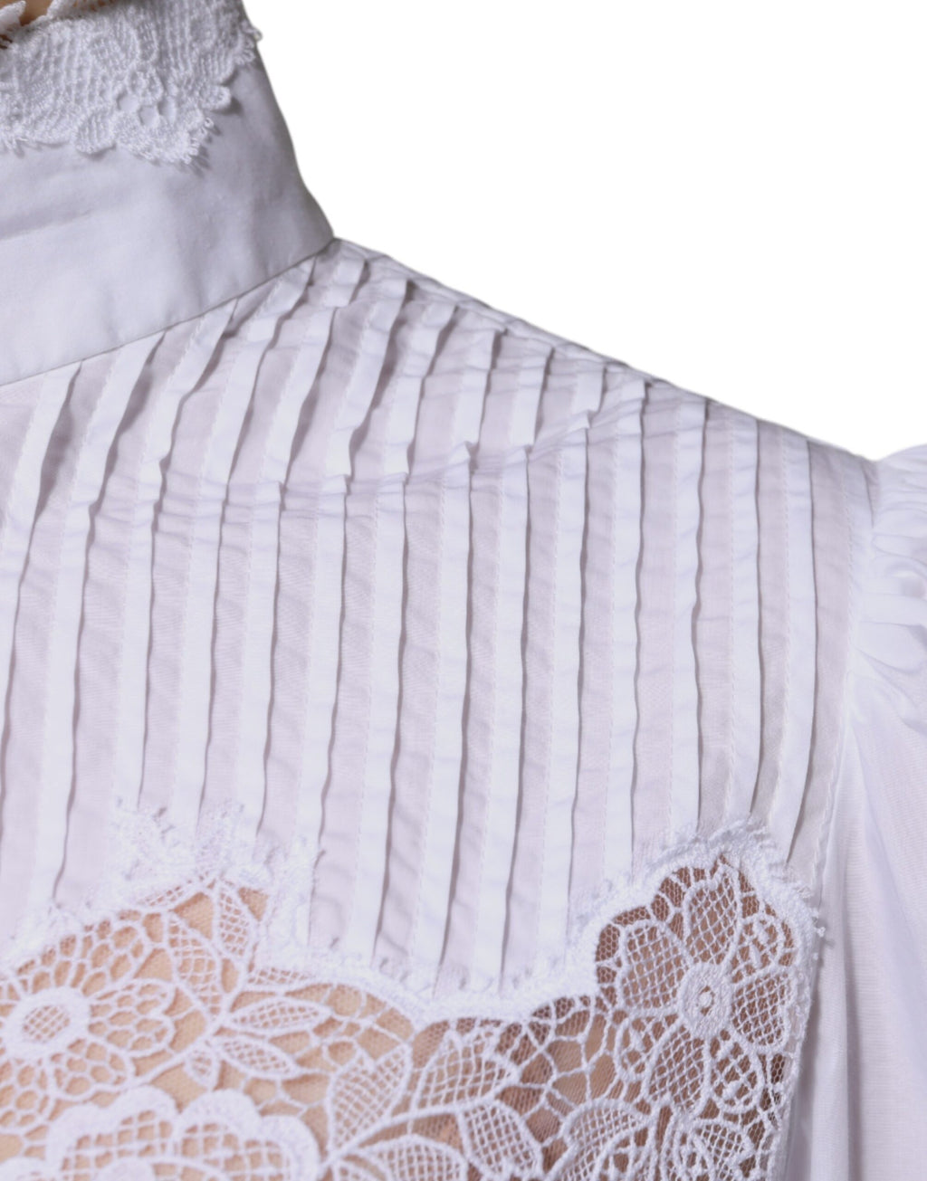 Blouse Dolce & Gabbana en coton blanc avec col roulé et bordure en dentelle, vue de face.