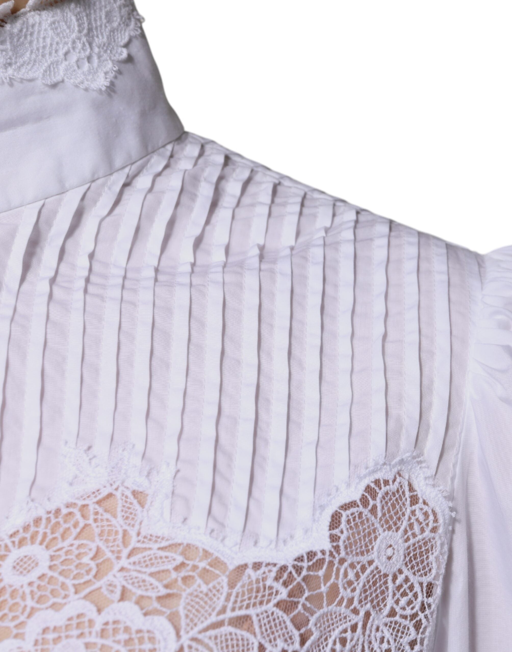Blouse Dolce & Gabbana en coton blanc avec col roulé et bordure en dentelle, vue de face.