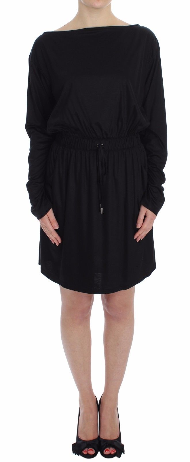 Robe noire en modal et soie Versace Jeans, coupe droite, longueur genou, tissu fluide et élégant.