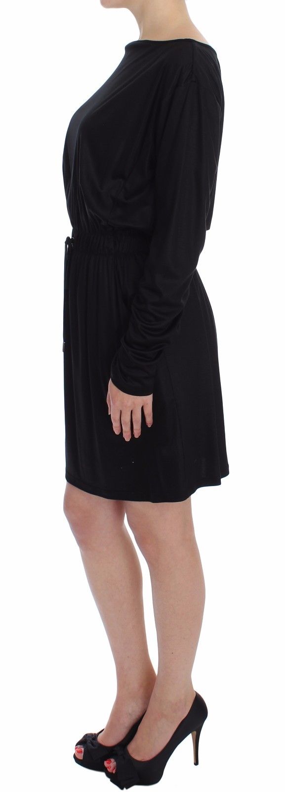 Robe droite noire en modal et soie de Versace Jeans, longueur genou, tissu fluide et élégant, vue de face.