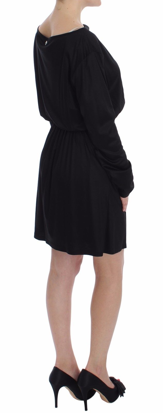 Robe courte noire en modal et soie de Versace Jeans, coupe droite, élégante et fluide, portée avec des détails subtils.