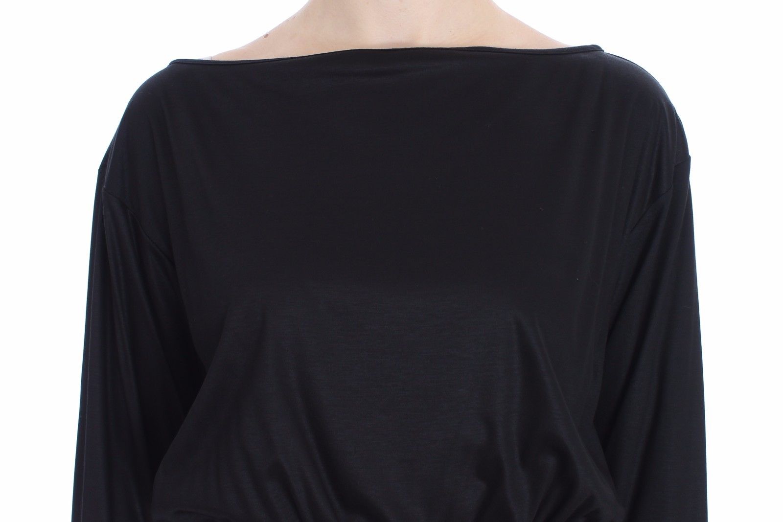 Robe trapèze noire en modal et soie de Versace Jeans, longueur genoux, élégante et fluide, adaptée pour une tenue sophistiquée.