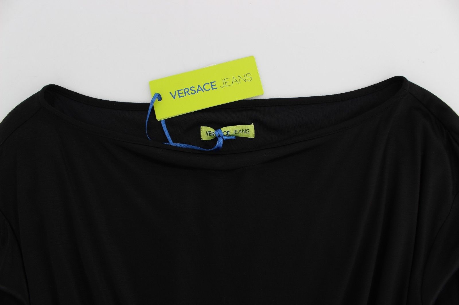 Robe courte noire en modal et soie de Versace Jeans, style décontracté et élégant, vue de face.