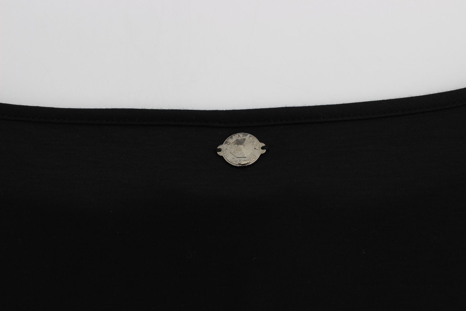 Robe droite noire en modal et soie de Versace Jeans, coupe courte, élégante, portée sans manches, tissu fluide et doux.