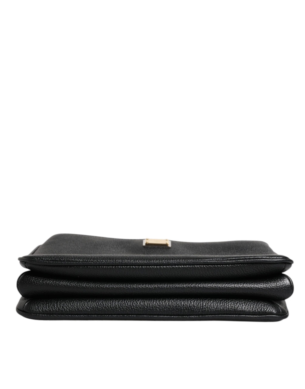 Sac clutch en cuir grainé noir avec plaque logo Dolce & Gabbana, élégance sophistiquée et design contemporain.