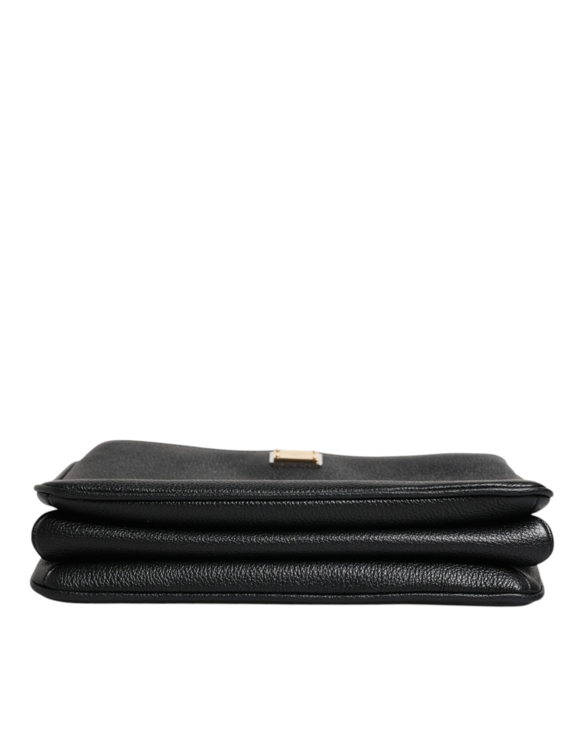 Sac clutch en cuir grainé noir avec plaque logo Dolce & Gabbana, élégance sophistiquée et design contemporain.