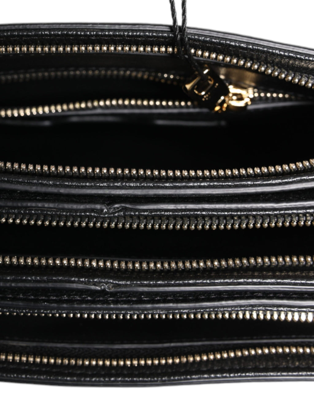 Pochette Dolce & Gabbana en cuir grainé noir avec plaque logo, élégante et sophistiquée, pour femmes.