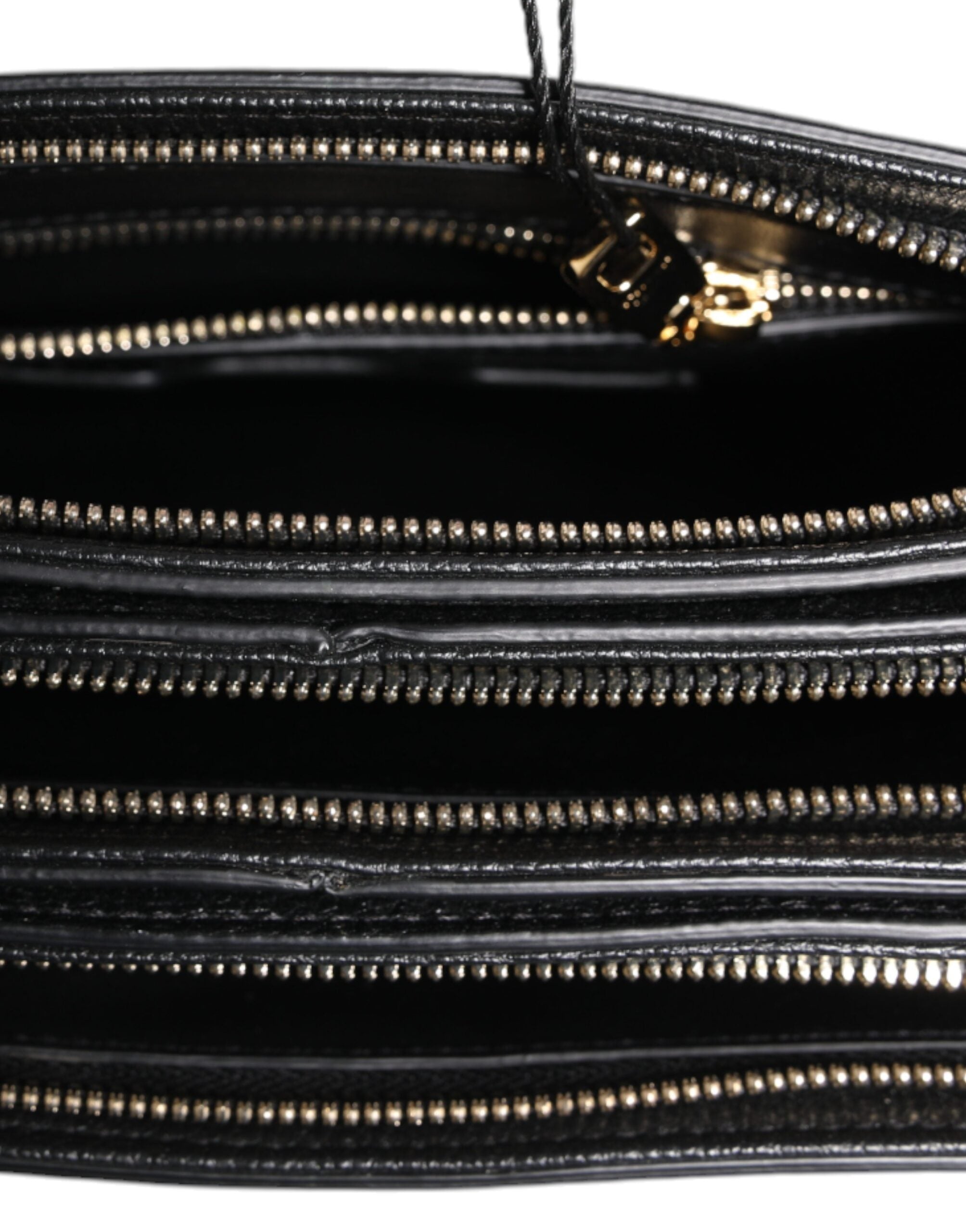 Pochette Dolce & Gabbana en cuir grainé noir avec plaque logo, élégante et sophistiquée, pour femmes.