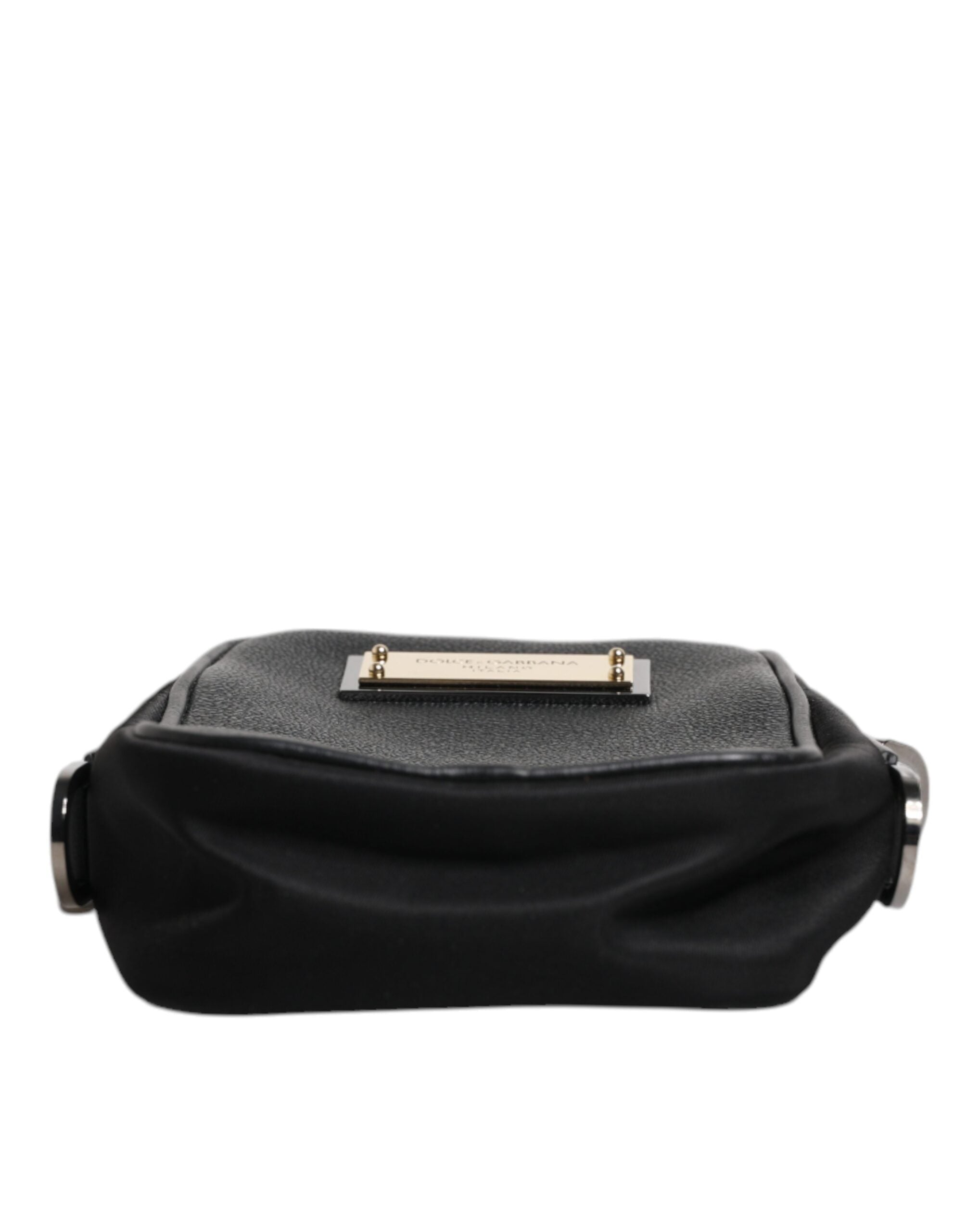 Sac clutch en cuir grainé noir Dolce & Gabbana avec plaque logo élégante, idéal pour une occasion sophistiquée.