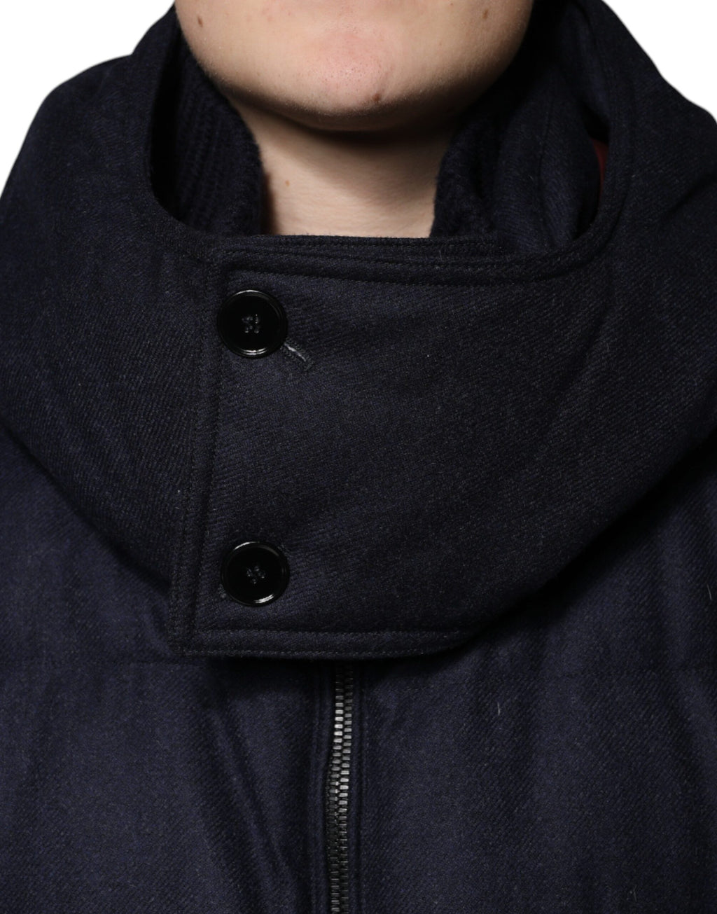 Manteau homme noir en nylon avec capuche, style matelassé, de la marque Dolce & Gabbana, veste chaude et tendance.