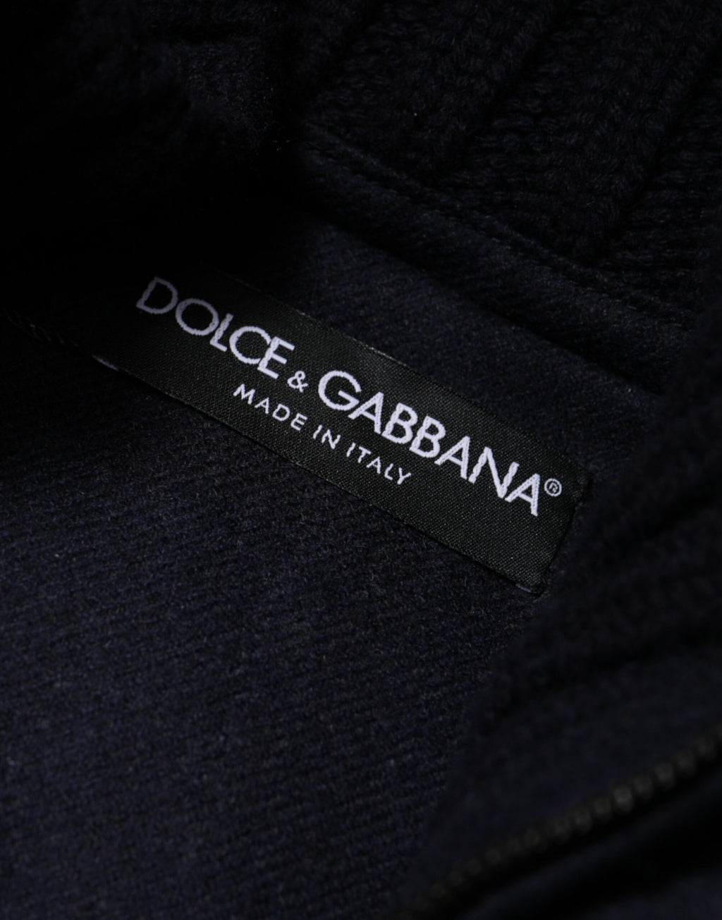 Manteau homme Dolce & Gabbana en nylon noir, à capuche et style matelassé, veste chaude et élégante.