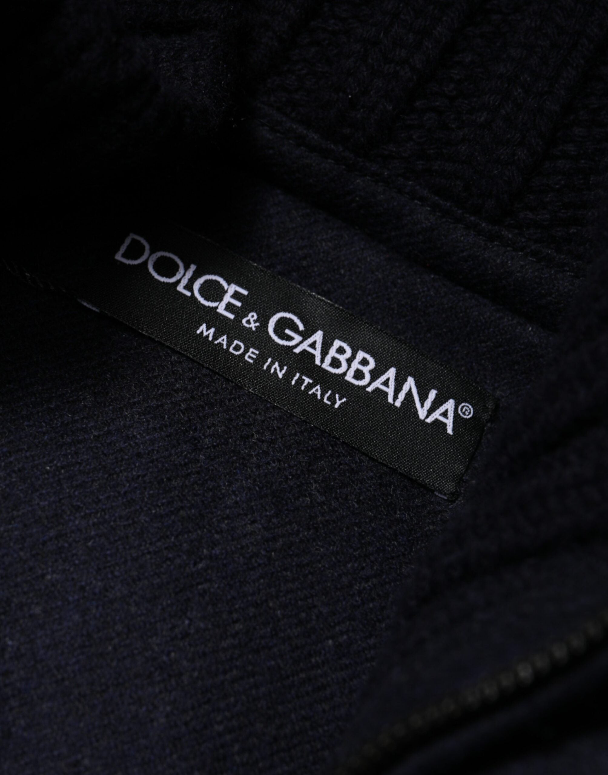 Manteau homme Dolce & Gabbana en nylon noir, à capuche et style matelassé, veste chaude et élégante.