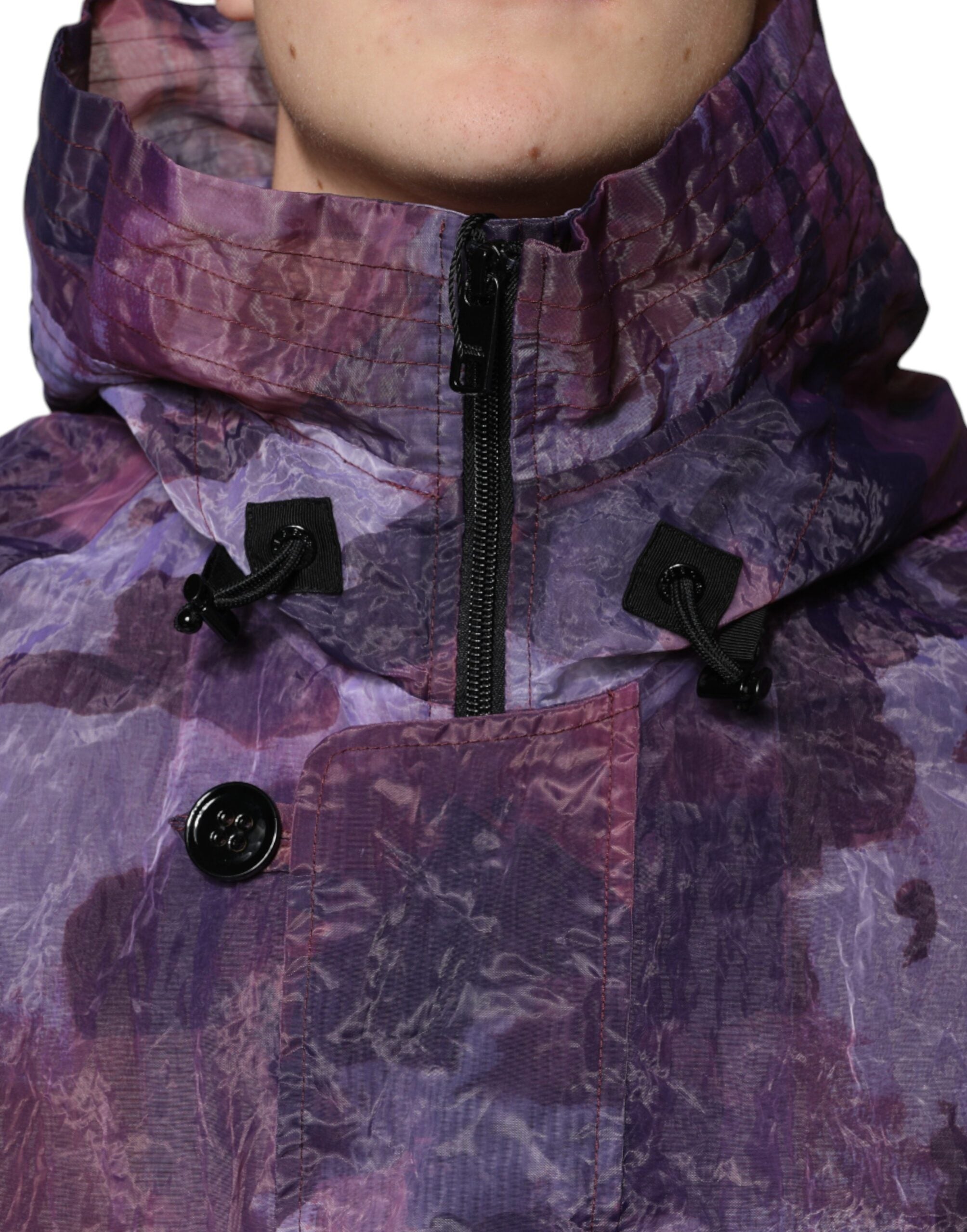 Veste homme Dolce & Gabbana à capuche avec motif camouflage violet, style décontracté et moderne, vue de face.