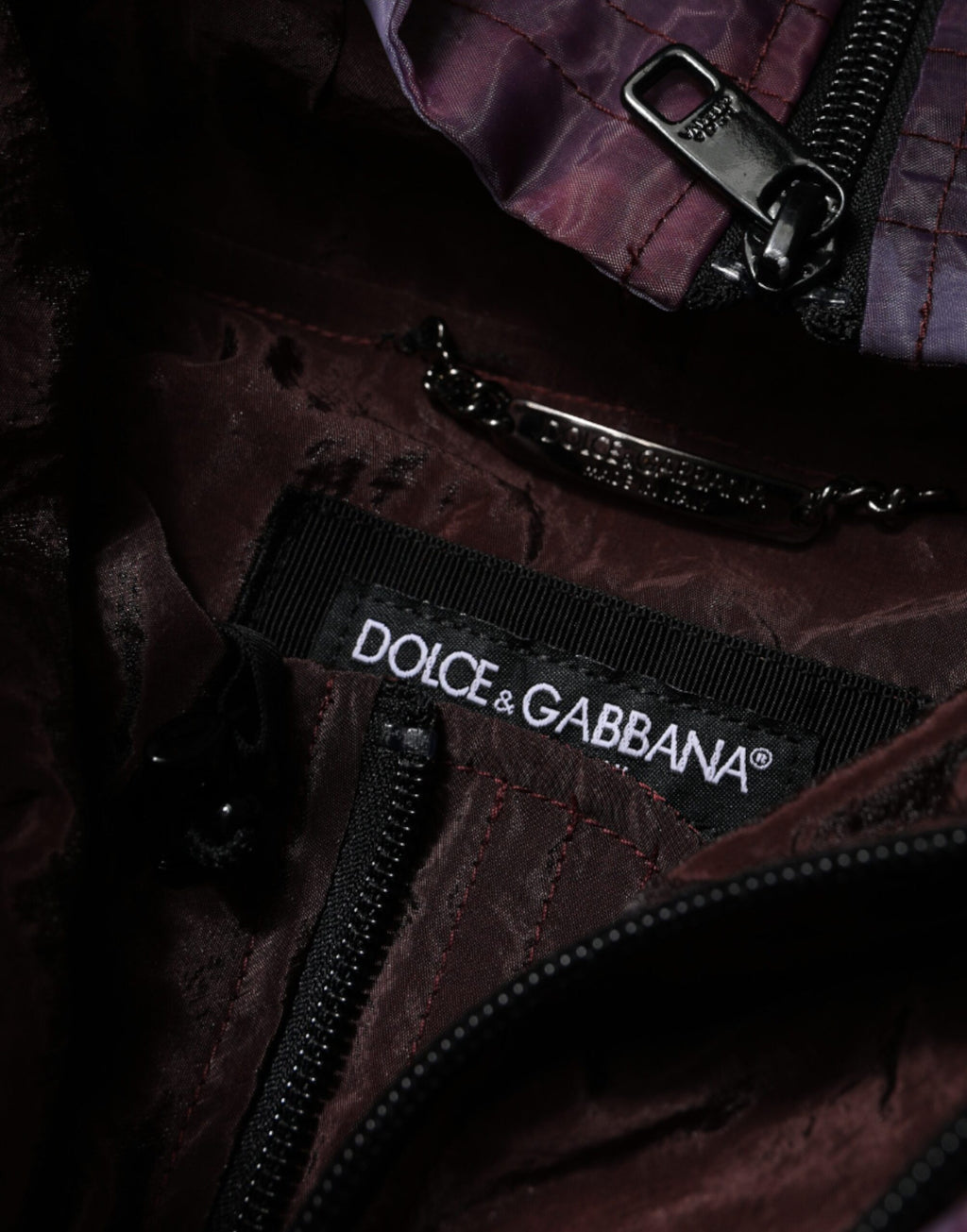 Veste homme Dolce & Gabbana avec capuche camouflage violette, style décontracté et tissu léger.
