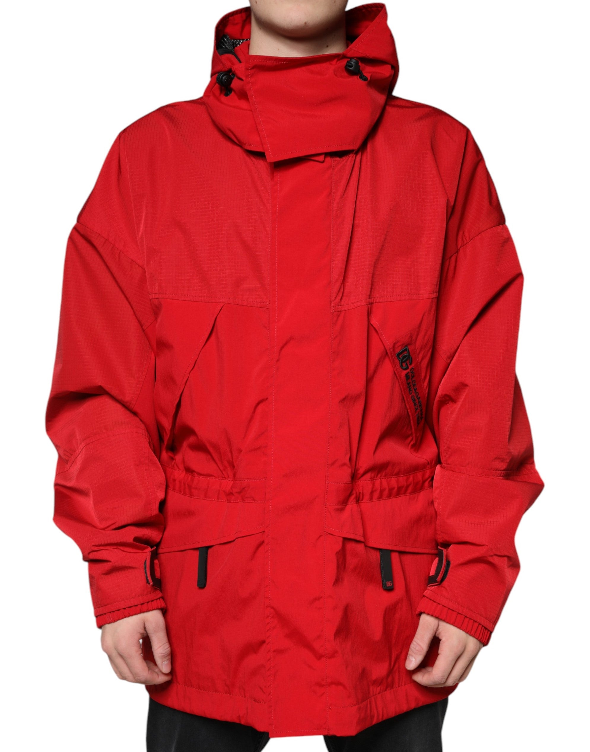 Veste parka homme Dolce & Gabbana en nylon rouge à capuche avec fermeture éclair intégrale, style décontracté et moderne.