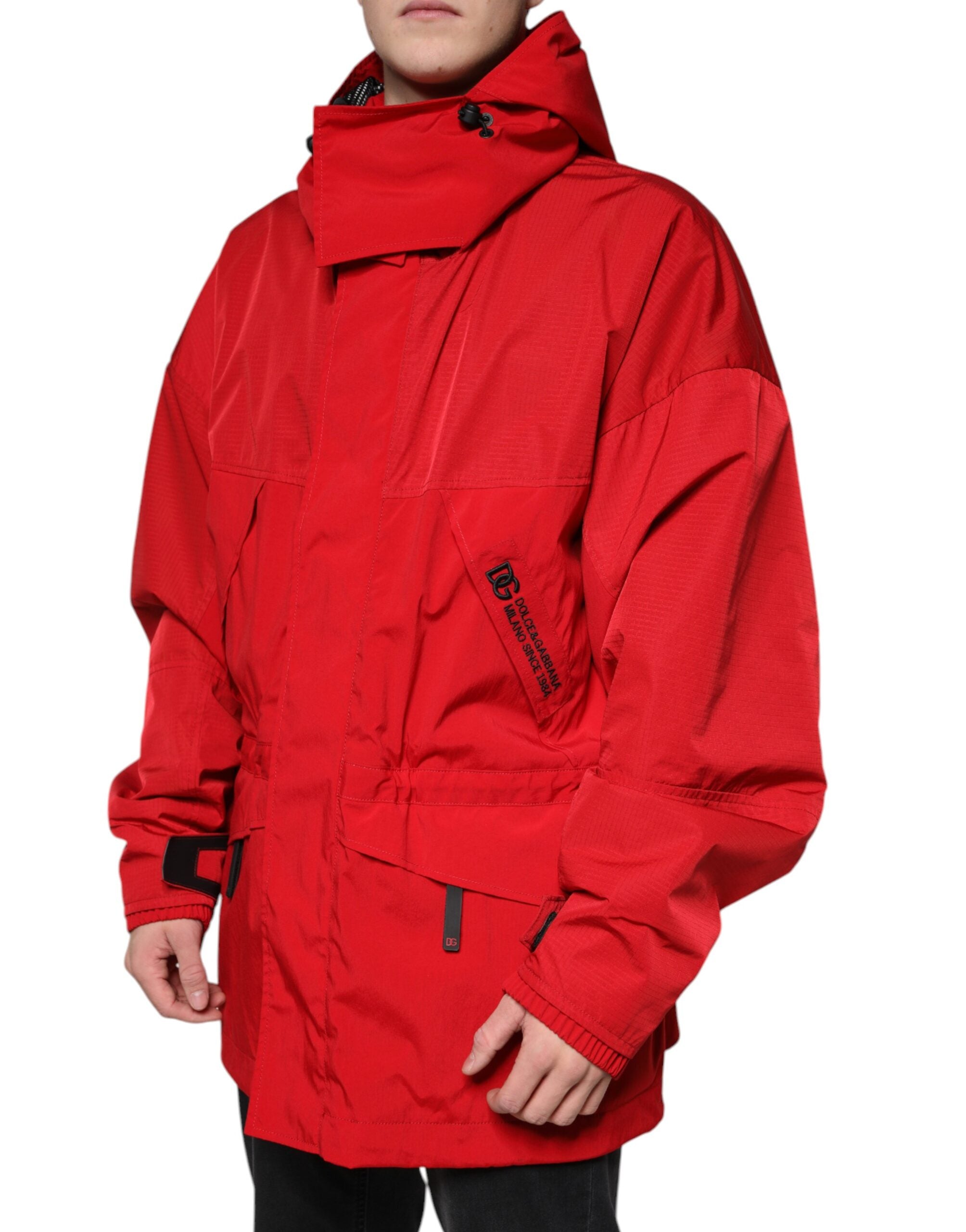 Veste parka homme en nylon rouge avec capuche et fermeture éclair complète de la marque Dolce & Gabbana.