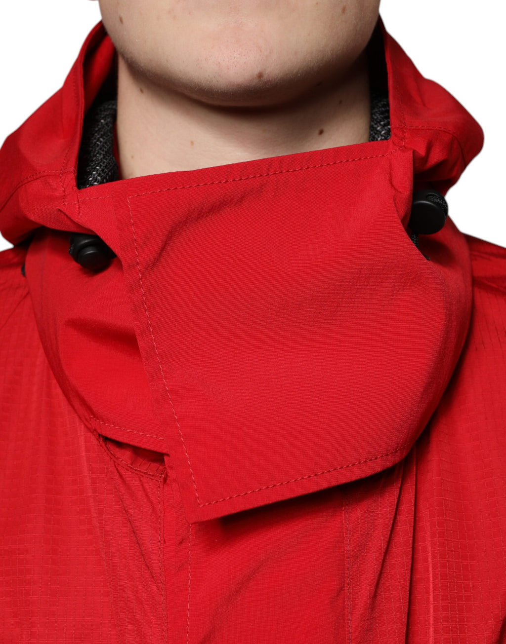 Veste parka homme Dolce & Gabbana en nylon rouge avec capuche, fermée par zip intégral, à l'avant.