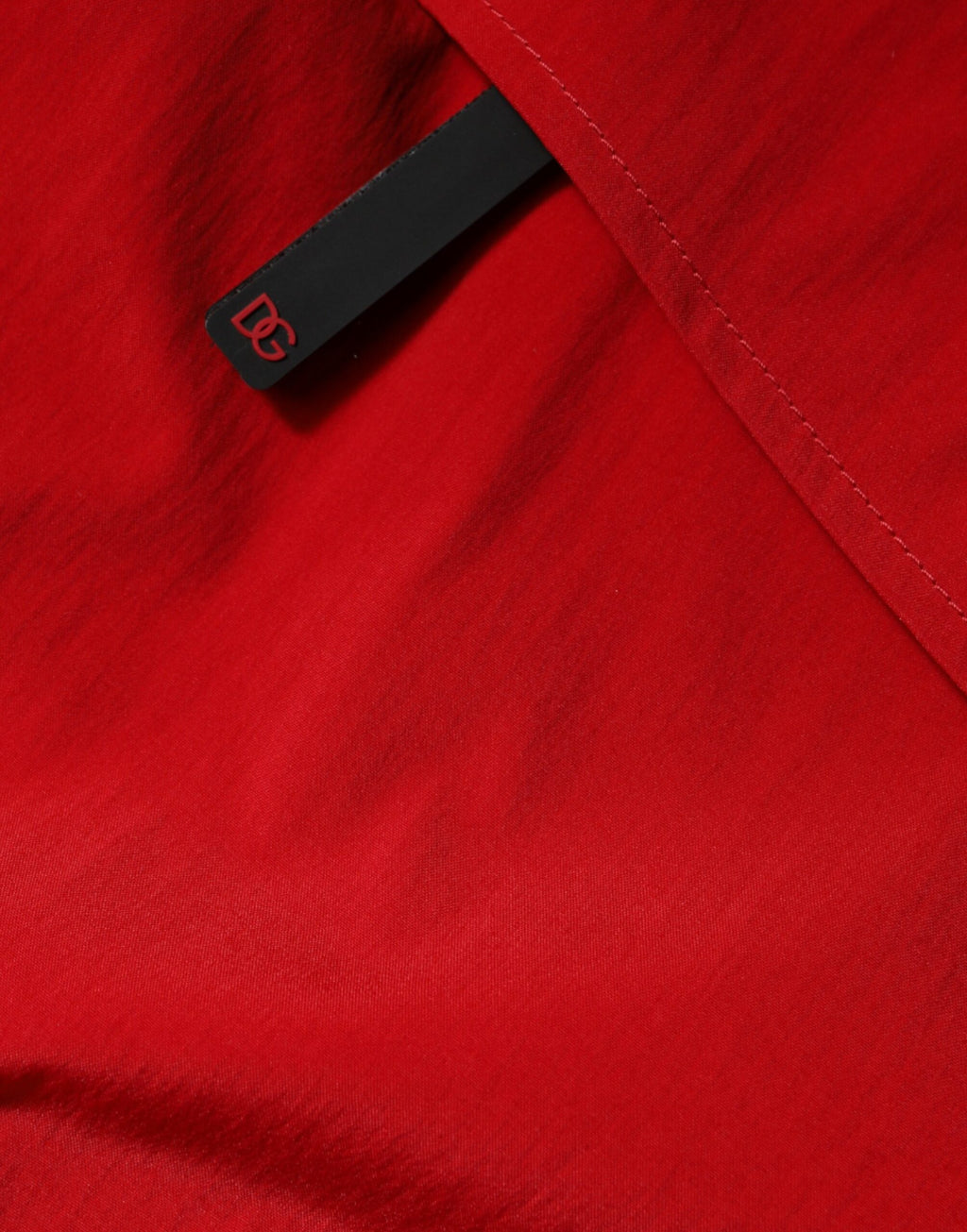Veste parka homme Dolce & Gabbana en nylon rouge avec capuche, fermeture éclair intégrale, style décontracté.