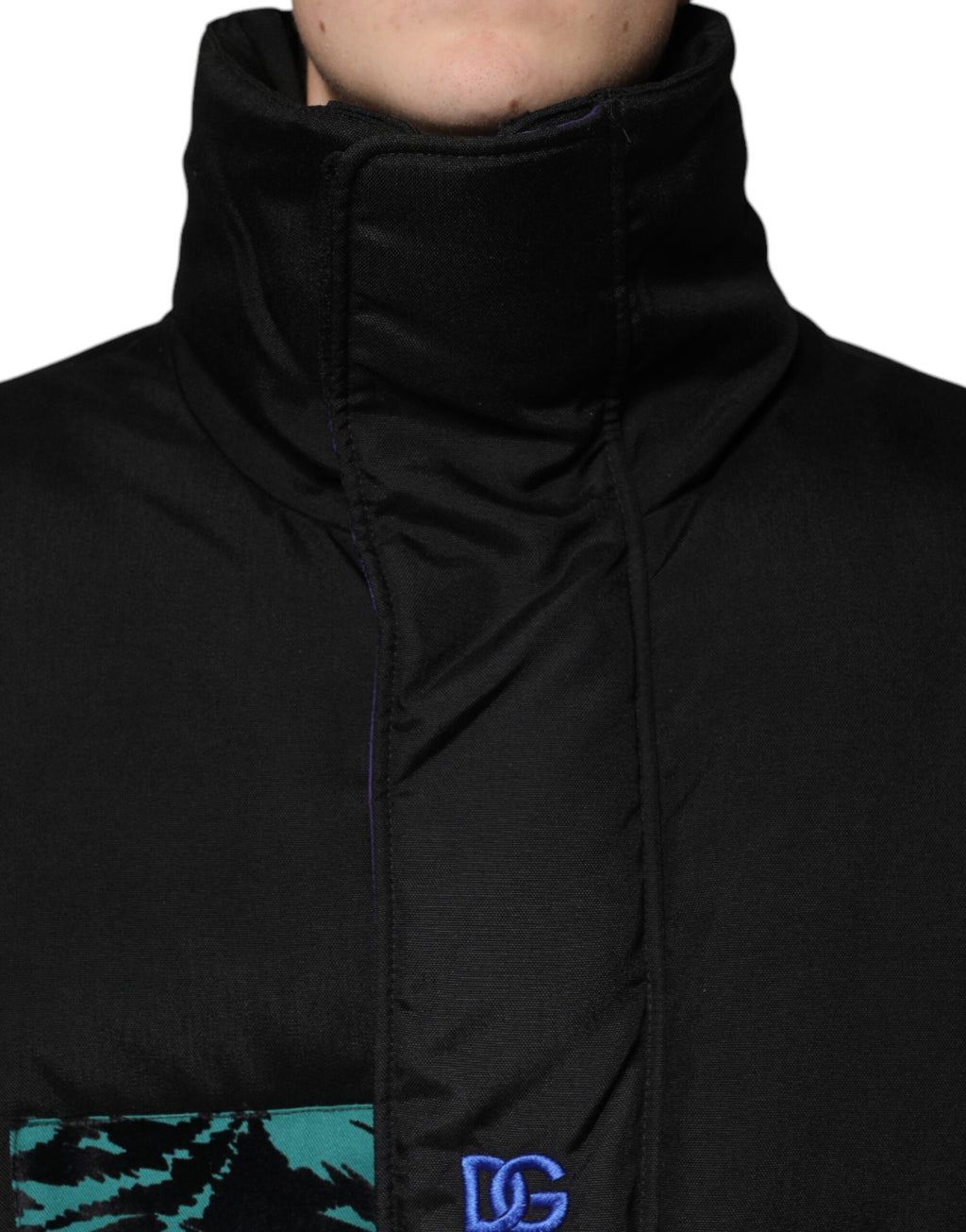 Veste homme matelassée en nylon noir Dolce & Gabbana avec fermeture éclair intégrale et col montant.
