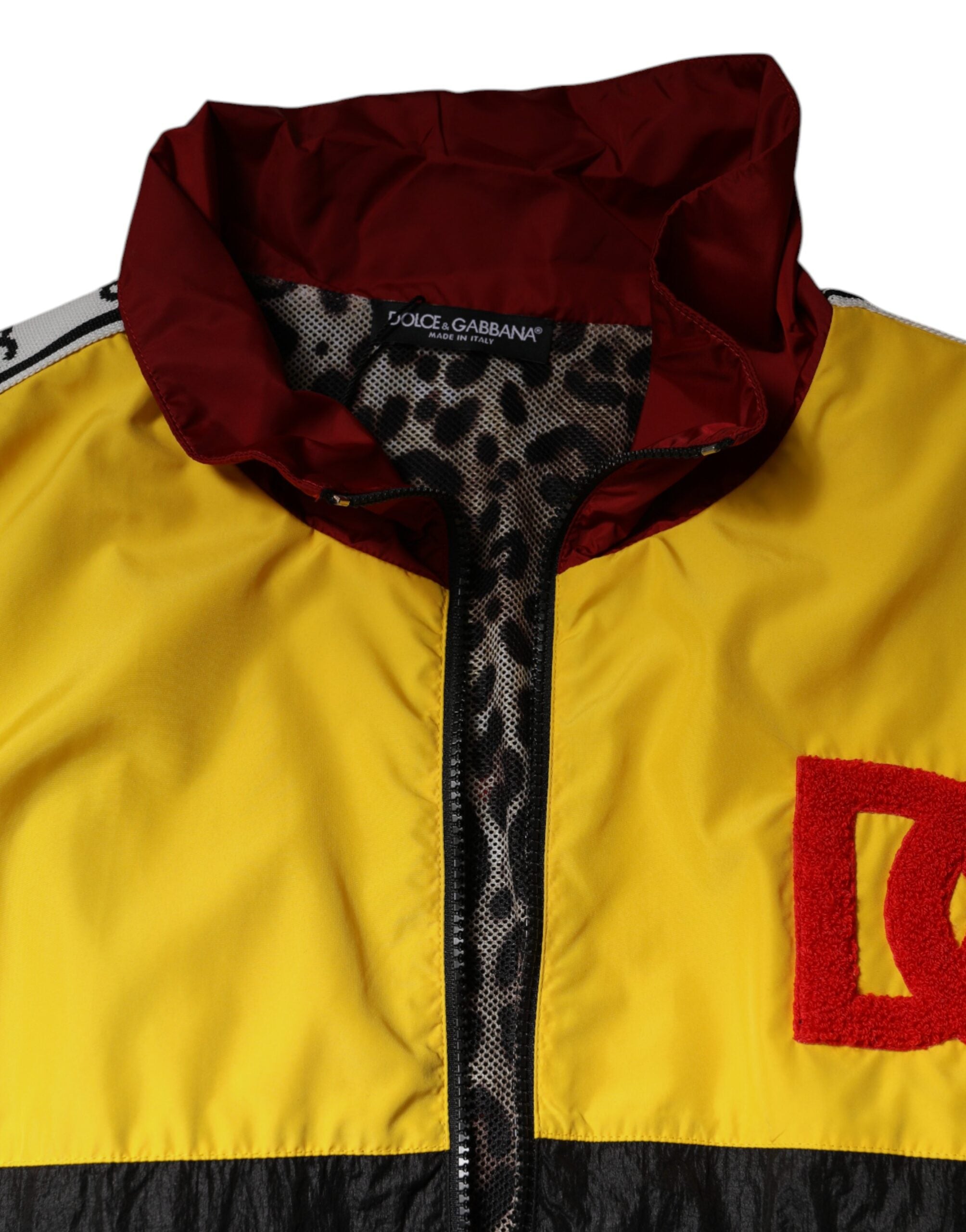 Pull homme Dolce & Gabbana à patchwork multicolore avec fermeture éclair complète, détails colorés et design élégant.
