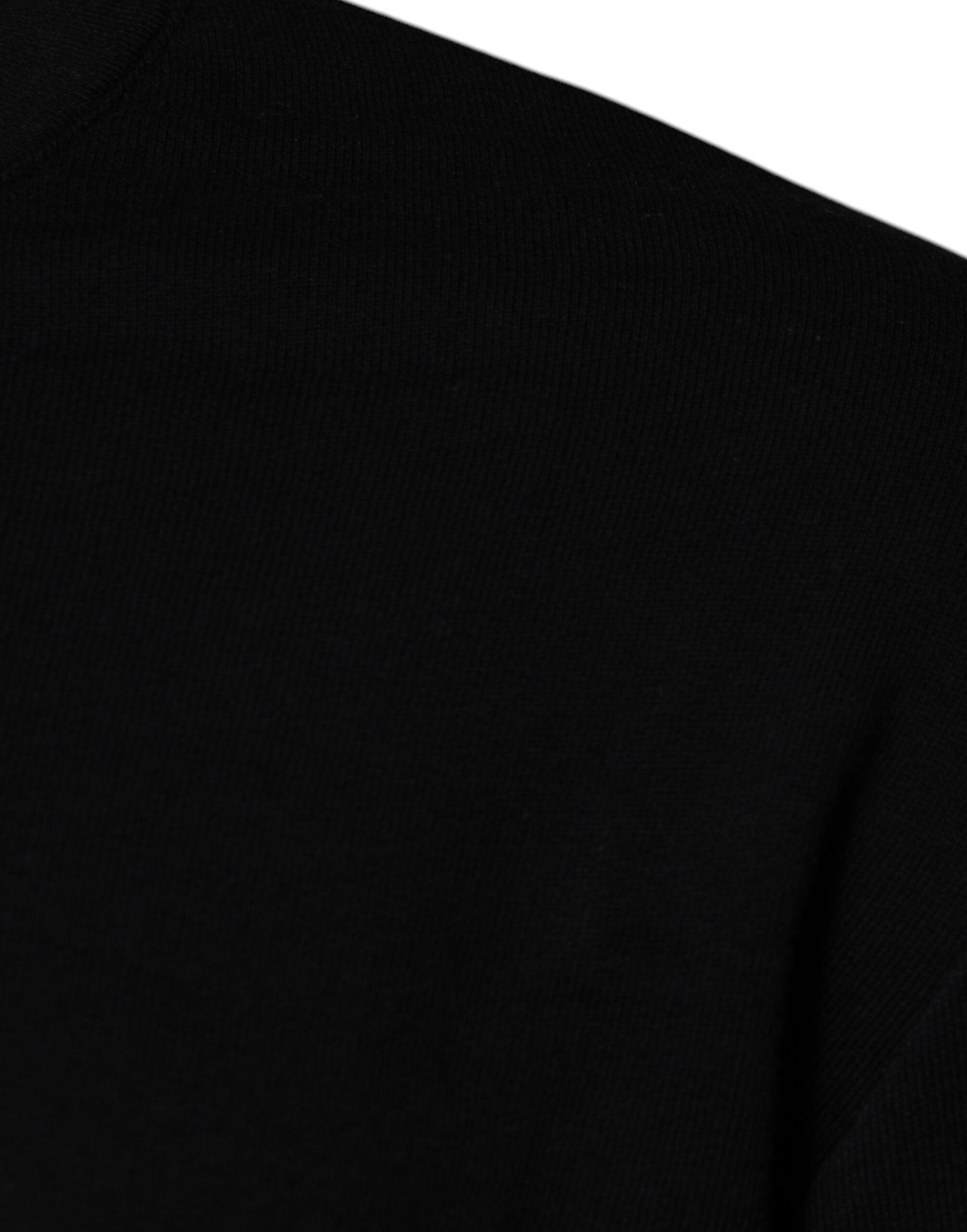 Pull-over en laine noir Versace avec broderie Medusa, col rond et style élégant, visible dans l'image.