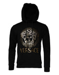 Sweat à capuche en coton noir Versace avec logo Medusa, style décontracté et design élégant visible sur le pull.