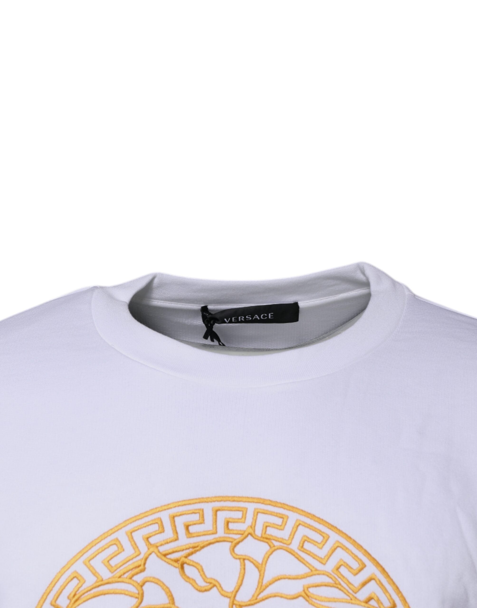 Pull à col rond blanc Versace avec broderie Medusa, doux et élégant, en laine ou coton, visible sur le pull.