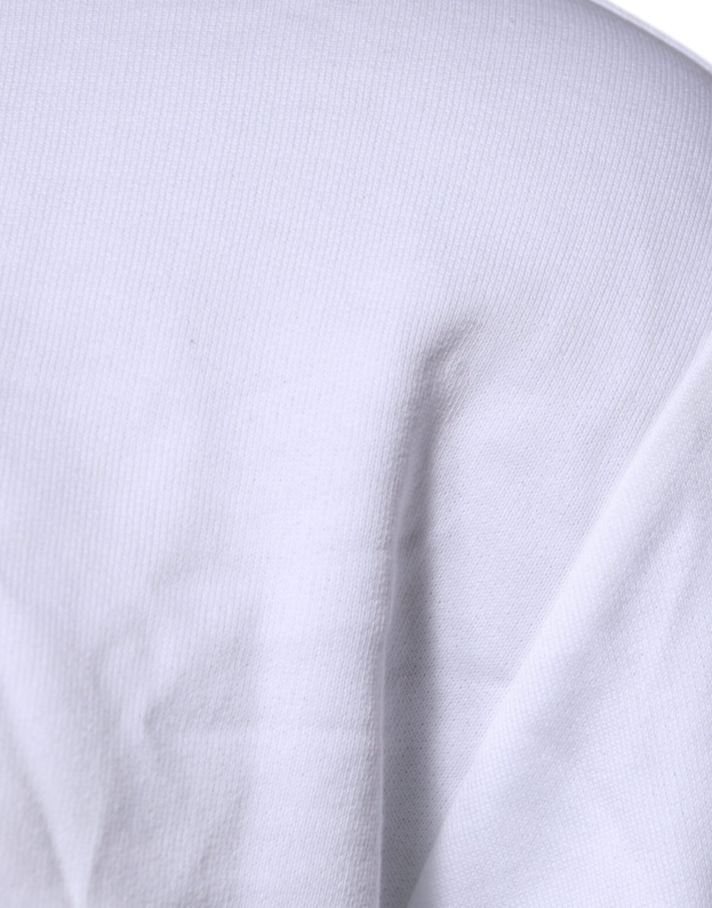 Pull épais blanc Versace avec broderie Méduse sur le col rond, style élégant et luxe italien visible sur le pull.