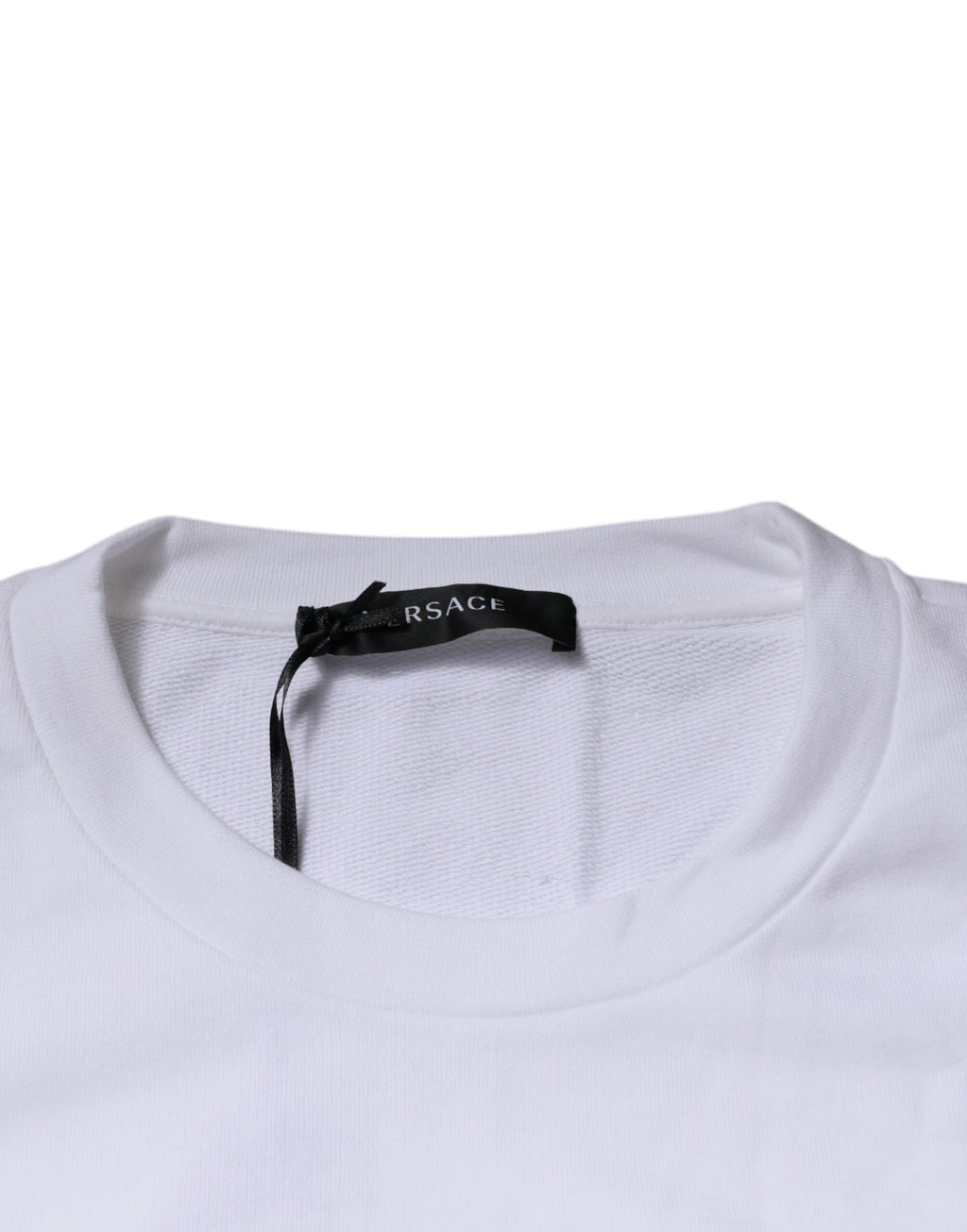 Pull-over blanc Versace avec broderie Medusa sur le col rond, en maille élégante et sophistiquée.