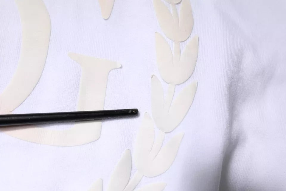 Sweat à capuche blanc Dolce & Gabbana avec logo, en coton, porté sur un mannequin, avec détails de logo visible.