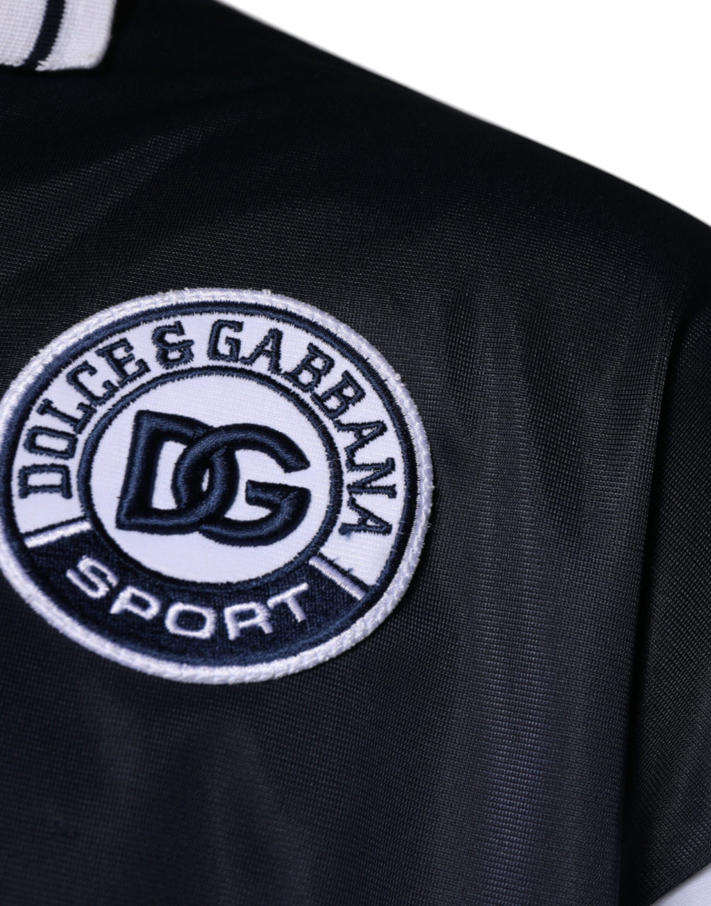 Pull à col en jersey Dolce & Gabbana bleu avec logo, style décontracté et élégant, visible détails du vêtement.