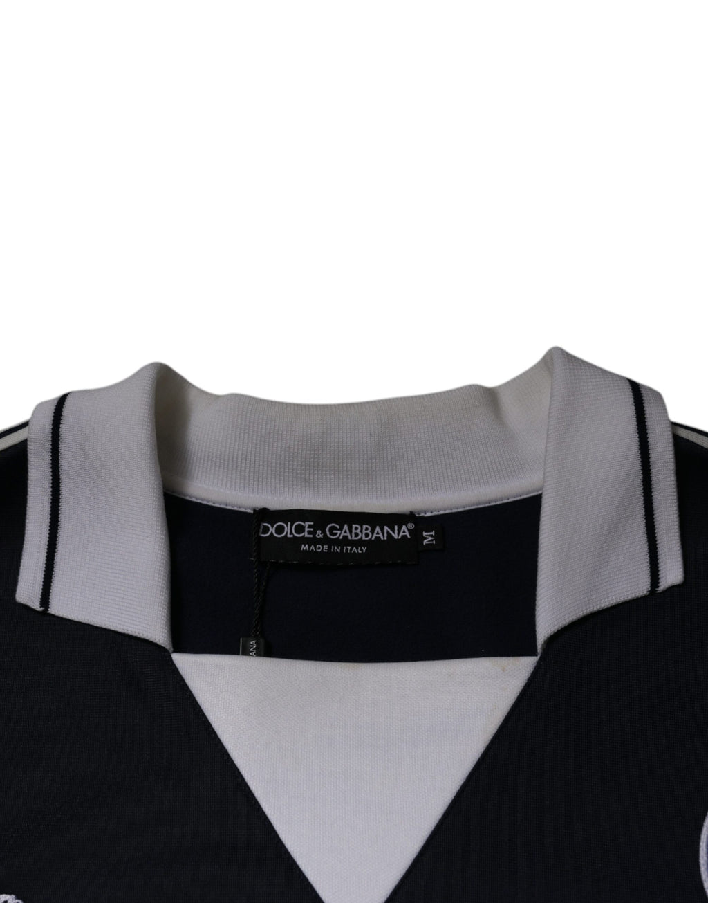 Pull à col en jersey Dolce & Gabbana bleu avec logo, manches longues et style décontracté, porté sur un mannequin.