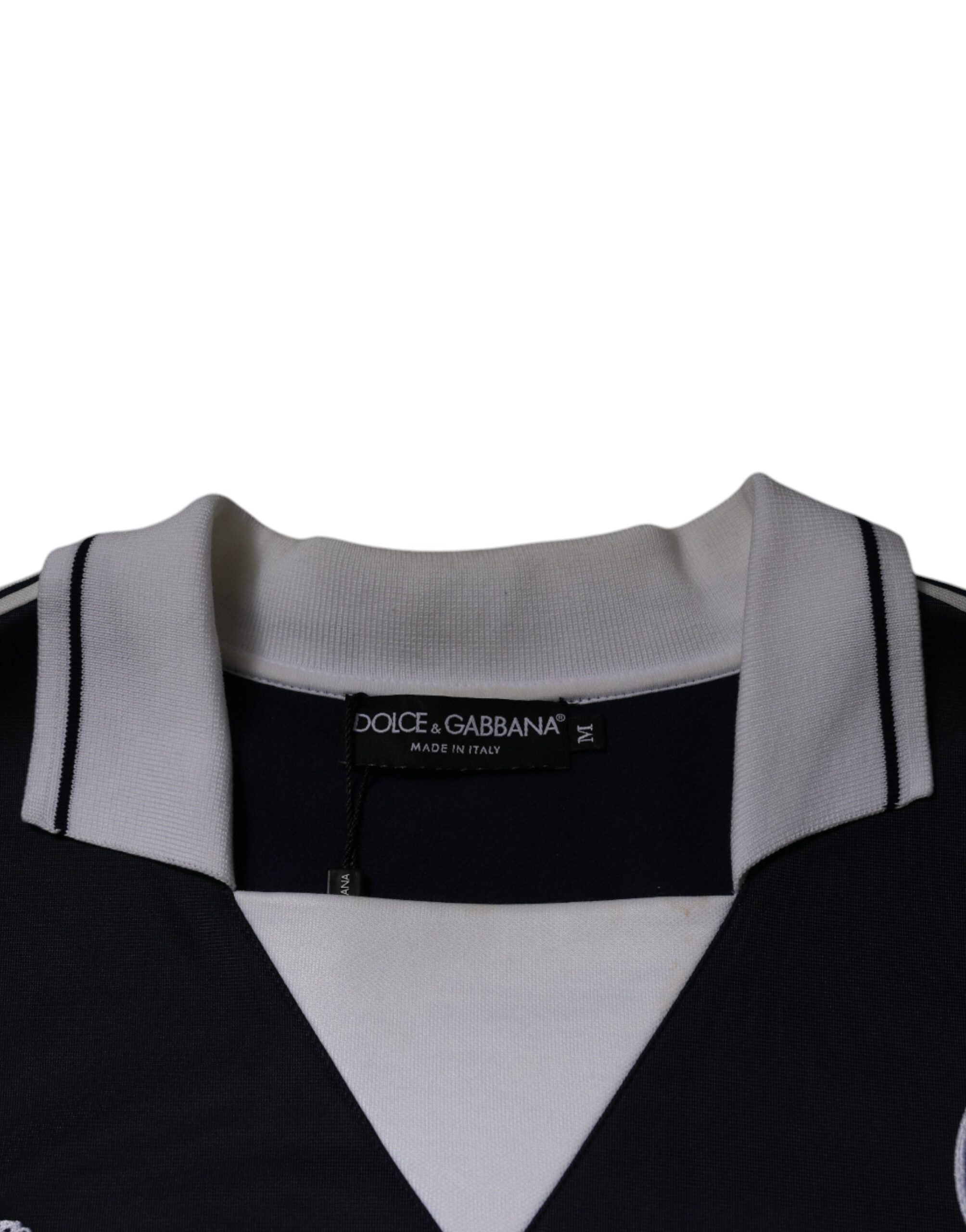 Pull à col en jersey Dolce & Gabbana bleu avec logo, manches longues et style décontracté, porté sur un mannequin.
