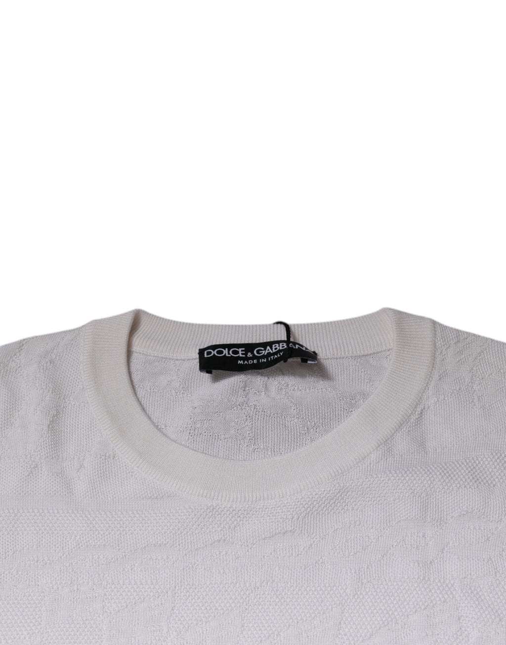 Pull en soie blanc pour homme Dolce & Gabbana, col rond, élégant et confortable, vue de face sur fond neutre.