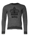 Pull en cachemire gris Crown King de Dolce & Gabbana porté, avec un design élégant et confortable, visible sur l'image.