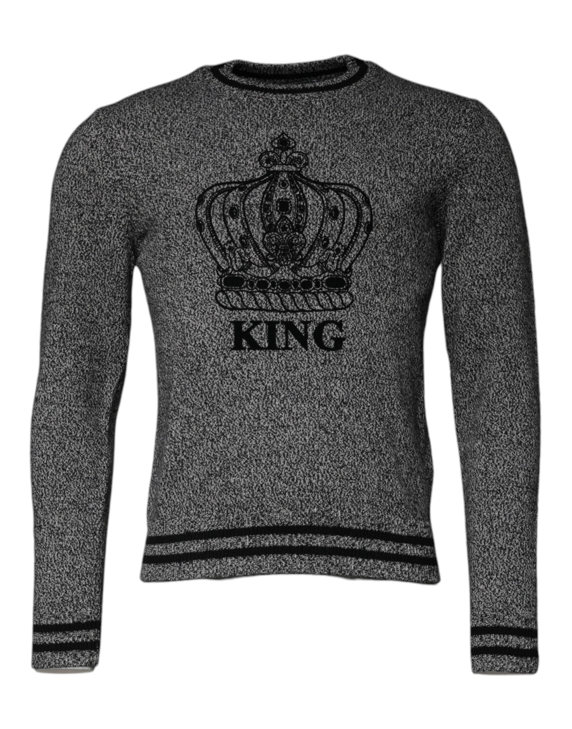 Pull à col rond Dolce & Gabbana en cachemire gris orné d'une couronne de roi, porté sur un mannequin.