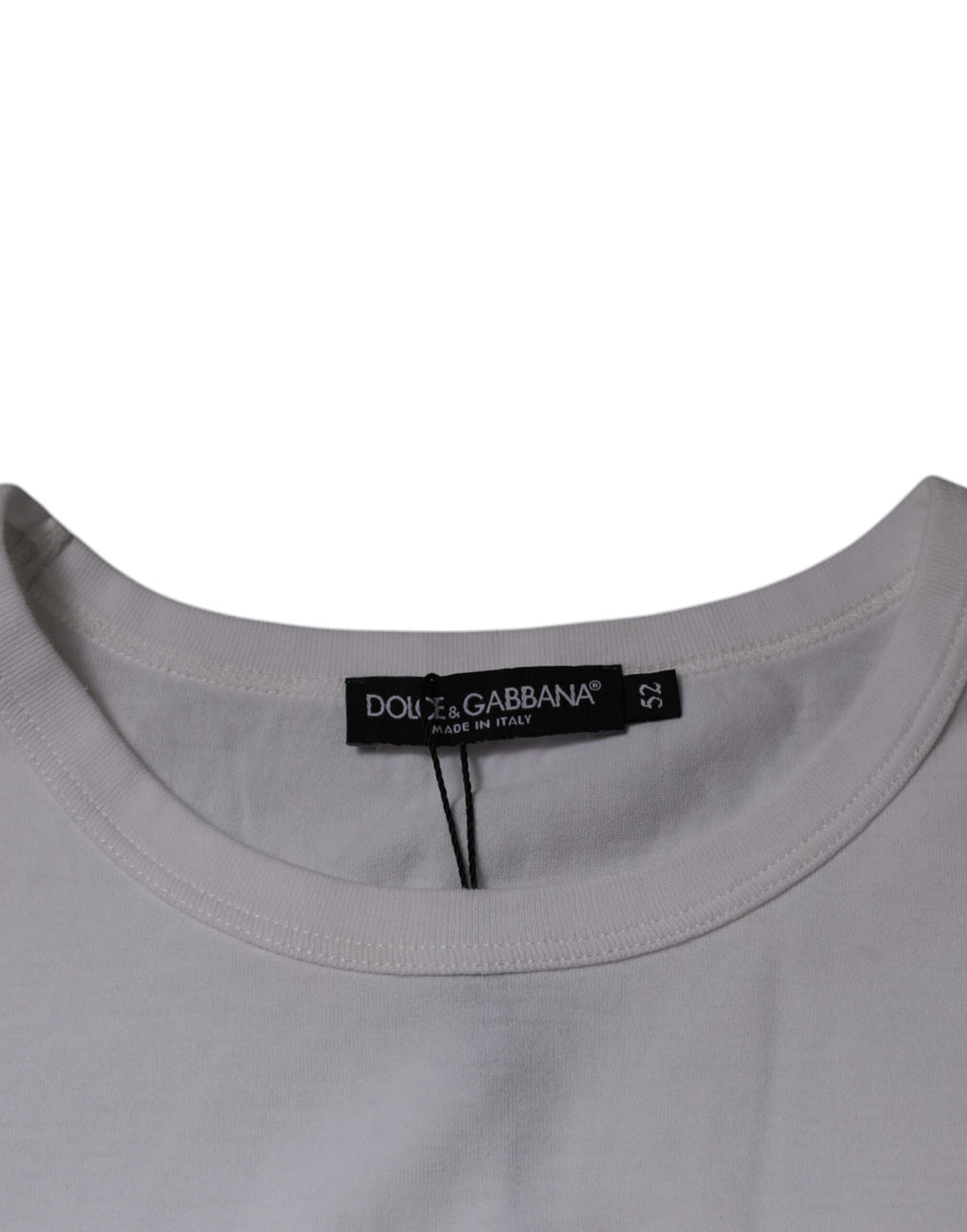 T-shirt blanc en coton Dolce & Gabbana avec logo en relief, col rond, style décontracté et élégant.
